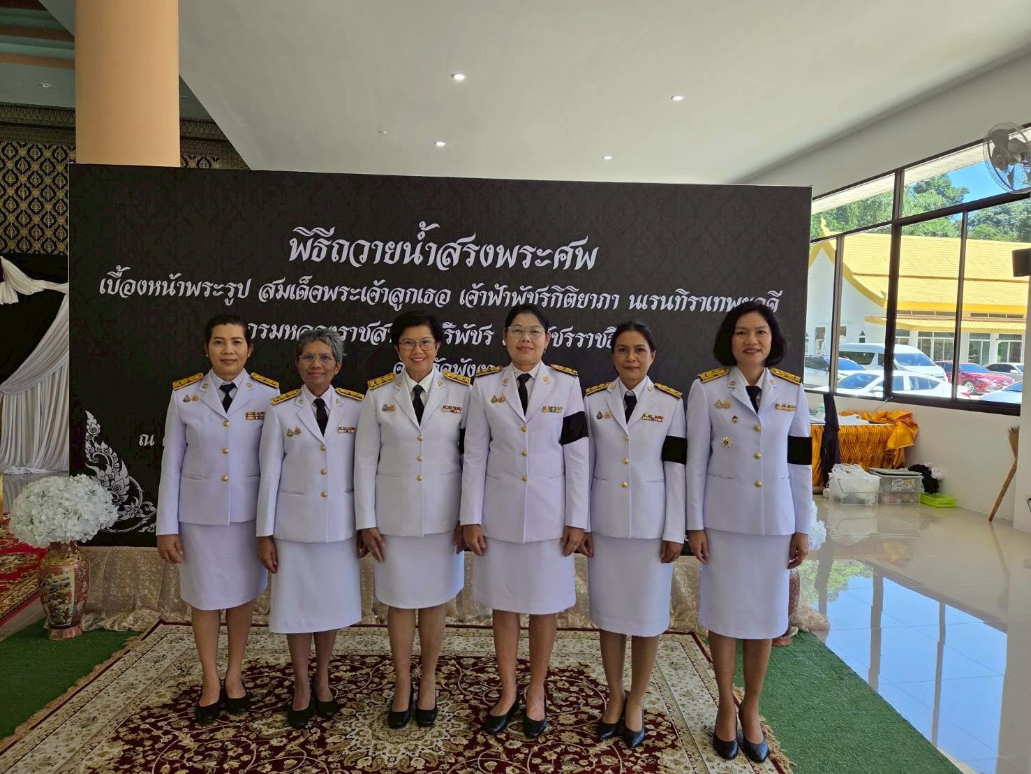title - วันที่ 13 มิถุนายน 2569                  นางสาวฐิติรัตน์ เต็มเฉื่อย ปฏิรูปที่ดินจังหวัดพังงา พร้อมด้วย ข้าราชการ เจ้าหน้าที่ ส.ป.ก.พังงา เข้าถวายน้ำสรงพระศพ เบื้องหน้าพระรูป สมเด็จพระเจ้าลูกเธอ เจ้าฟ้าพัชรกิติยาภา นเรนทิราเทพยวดี กรมหลวงราชสาริณีสิริพัชร มหาวัชรราชธิดา พร้อมลงนามถวายความอาลัย ด้วยสำนึกในพระมหากรุณาธิคุณอันหาที่สุดมิได้